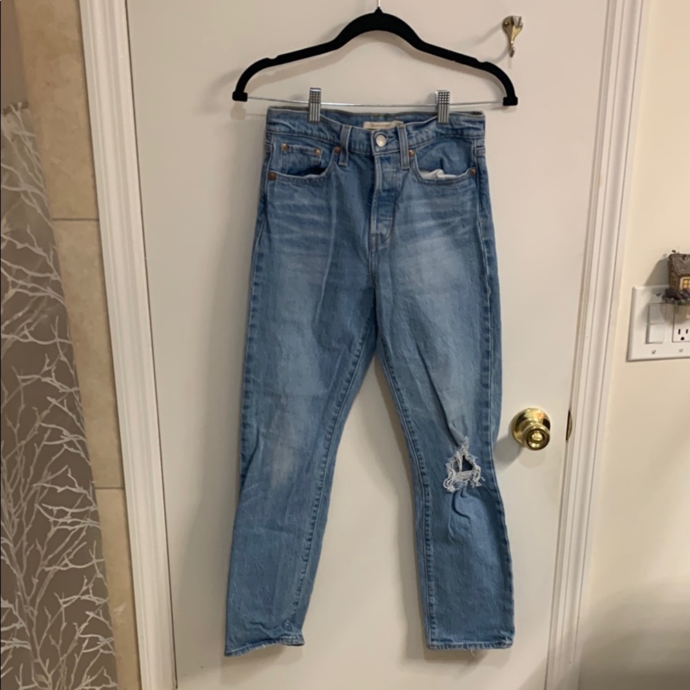 Levi’s premium wedgie straight blue Distressed Jeans in Sz 25 by 28
